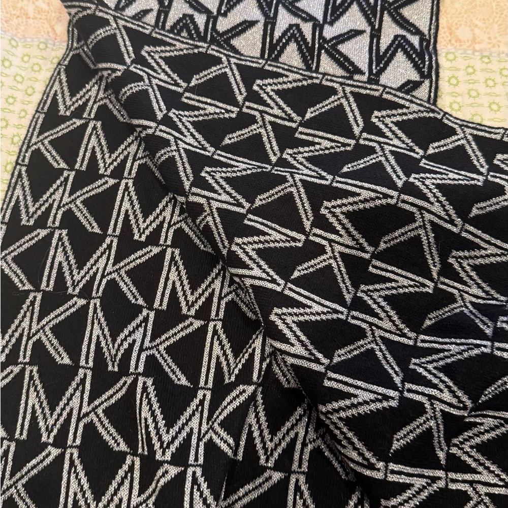 Michael Kors Black and White Logo Reversible Patterned Scarf Unisex - Picture 2 of 11